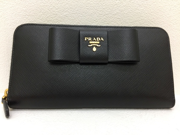 プラダの1ML506 黒 サフィアーノ ラウンドファスナー長財布の買取実績です。