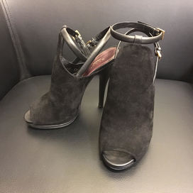 グッチのスエード　アンクルストラップブーティーの買取実績です。