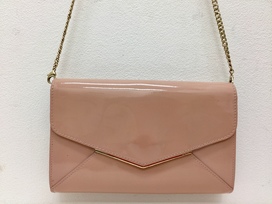 フルラのピンクベージュ エナメル チェーンショルダークラッチバッグの買取実績です。