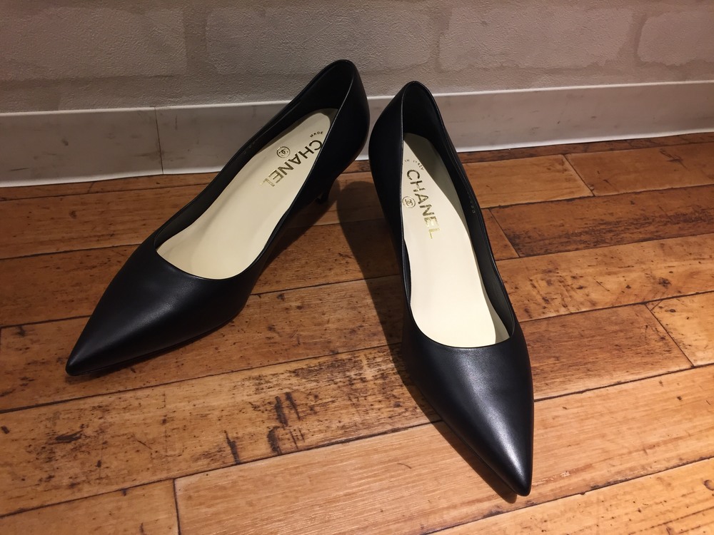 シャネルのレザー ポインテッドトゥパンプス（新品同様）を銀座本店に