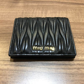 ミュウミュウのナッパレザー　2つ折り財布の買取実績です。