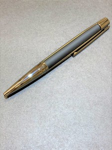 エコスタイル銀座本店でデュポンのデフィのマットブラック&ガンメタルのボールペンを買取致しました。状態は汚れなどなくきれいな状態です。