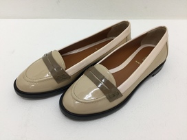 フェンディのベージュ パテントコインローファーの買取実績です。