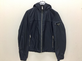 プラダのネイビー ナイロン フード ジャケットの買取実績です。