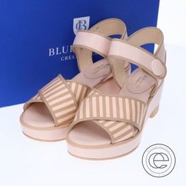 ブルーレーベル・クレストブリッジのベージュ レザー アンクルストラップサンダルの買取実績です。