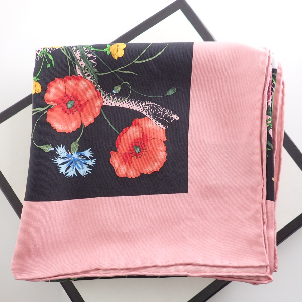 渋谷店でグッチのフラワー×スネークのシルクスカーフを買取致し