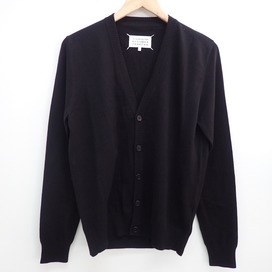 メゾンマルジェラの17AW ⑭ CLASSIC COMPASS CARDIGAN エルボーレザーパッチ付Vネックニットカーディガンの買取実績です。