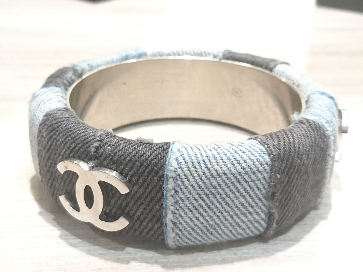 シャネルの14B メタルココマーク パッチワークデニムバングルを買取