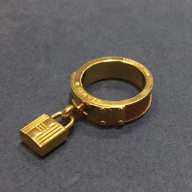 エルメスのゴールド ケリー スカーフリングの買取実績です。