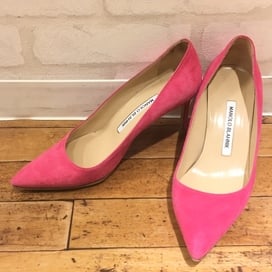 マノロブラニクのスエード ポインテッドトゥ パンプスの買取実績です。