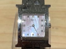 渋谷店ではエルメスのHウォッチのクォーツ時計を買取致しました。状態は電池が切れており、小傷が目立つ状態です。