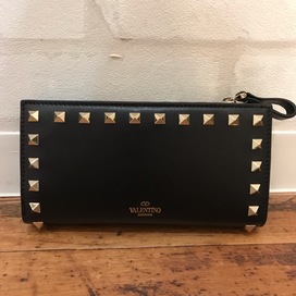ヴァレンティノのロックスタッズ 長財布の買取実績です。