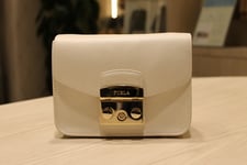 エコスタイル渋谷店でフルラの白のメトロポリスチェーンショルダーバッグを買取致しました。状態は新品同様のお品物です。