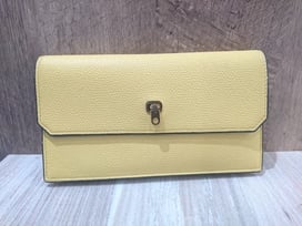 ヴァレクストラのイエロー シティウォレットの買取実績です。