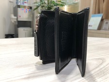 渋谷店では、メゾンマルジェラの使用感の強いレザーの二つ折り財布を買取させて頂きました。状態は強い使用感のあるお品物です。