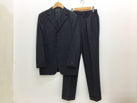 バーバリーの04年　黒　ストライプ　2Pスーツの買取実績です。