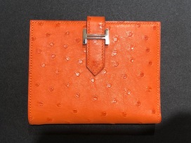エルメスのオレンジ　オーストリッチ　べアンコンパクトの買取実績です。