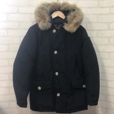 新宿南口店でウールリッチ（WOOLRICH）の国内正規品 アークティックパーカーをお買取しました。状態は襟回りや袖口にご愛用感が見受けられます。