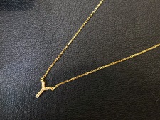 新宿三丁目店でアーカーの一番人気であるゴールドのYモチーフイニシャルネックレスを買取りました。状態は通常使用感のあるお品物です。