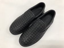 エコスタイル宅配買取センターでボッテガヴェネタの未使用の黒のイントレチャートスリッポンを買取りいたしました。状態は未使用のお品物です。