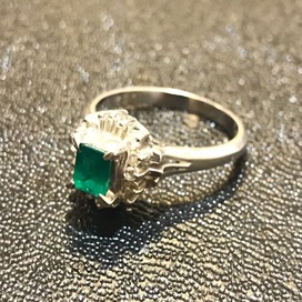 エメラルドのPt900 0.52ct D0.26ct エメラルドリングの買取実績です。