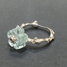 アベリのPt900 アクアマリン フラワーデザイン ダイヤルビー リングの買取実績です。