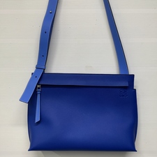 エコスタイル銀座本店で、ロエベのTLINEのブルーのレザー素材のショルダーバッグを買取ました。状態は数回使用程度の新品同様品です。