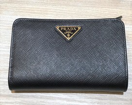 プラダの1ML225 黒 サフィアーノ　2つ折り財布の買取実績です。