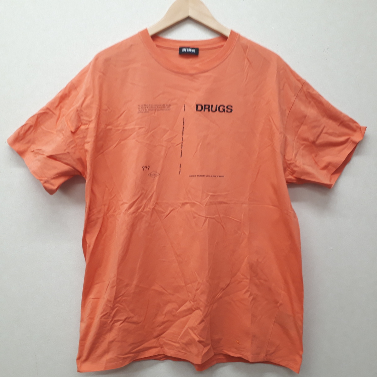 ラフシモンズの2018年 DRUGS プリント Tシャツの買取実績です。
