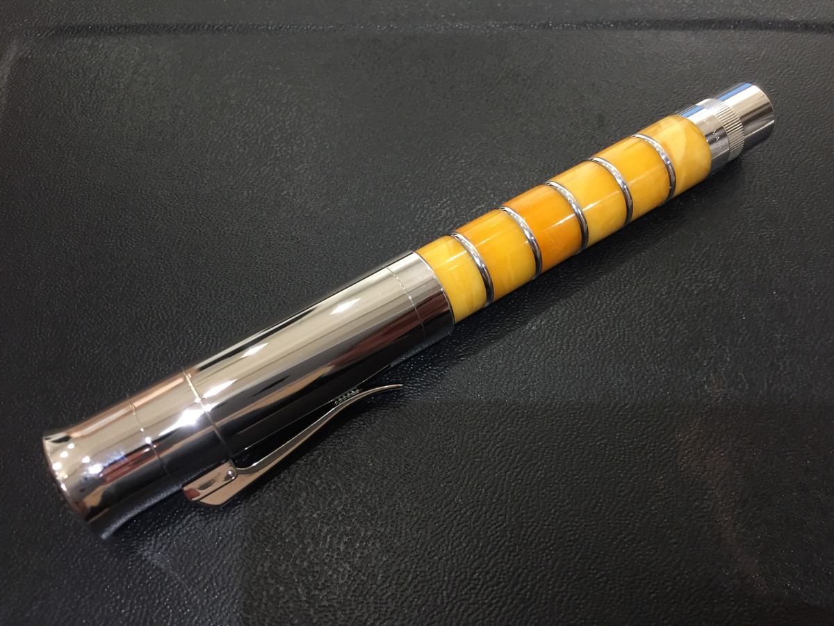 グラフフォンファーバーカステルのペン･オブ･ザ･イヤー2004 琥珀（アンバー）ペン先750 サイズM ペン万年筆の買取実績です。