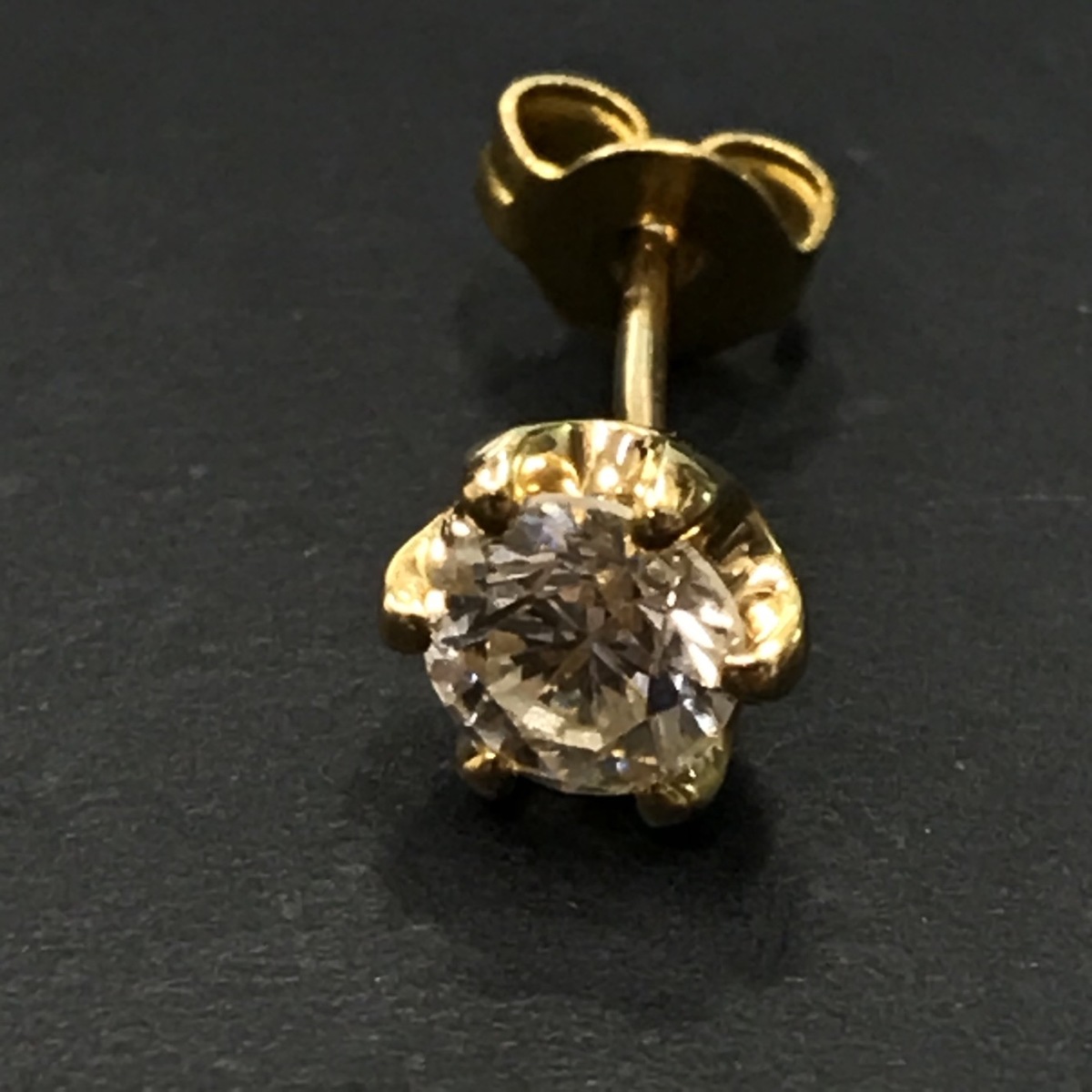 ダイヤモンドのK18 1.0g　ダイヤ0.552ct　スタッドダイヤピアスの買取実績です。