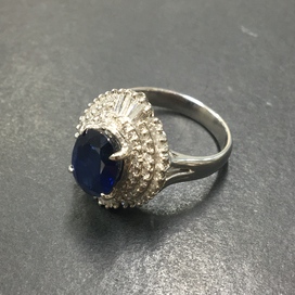 プラチナ900素材の3.33ct 0,70ctのサファイアとダイヤモンドデザインのリングをエコスタイル銀座本店で買取いたしました。