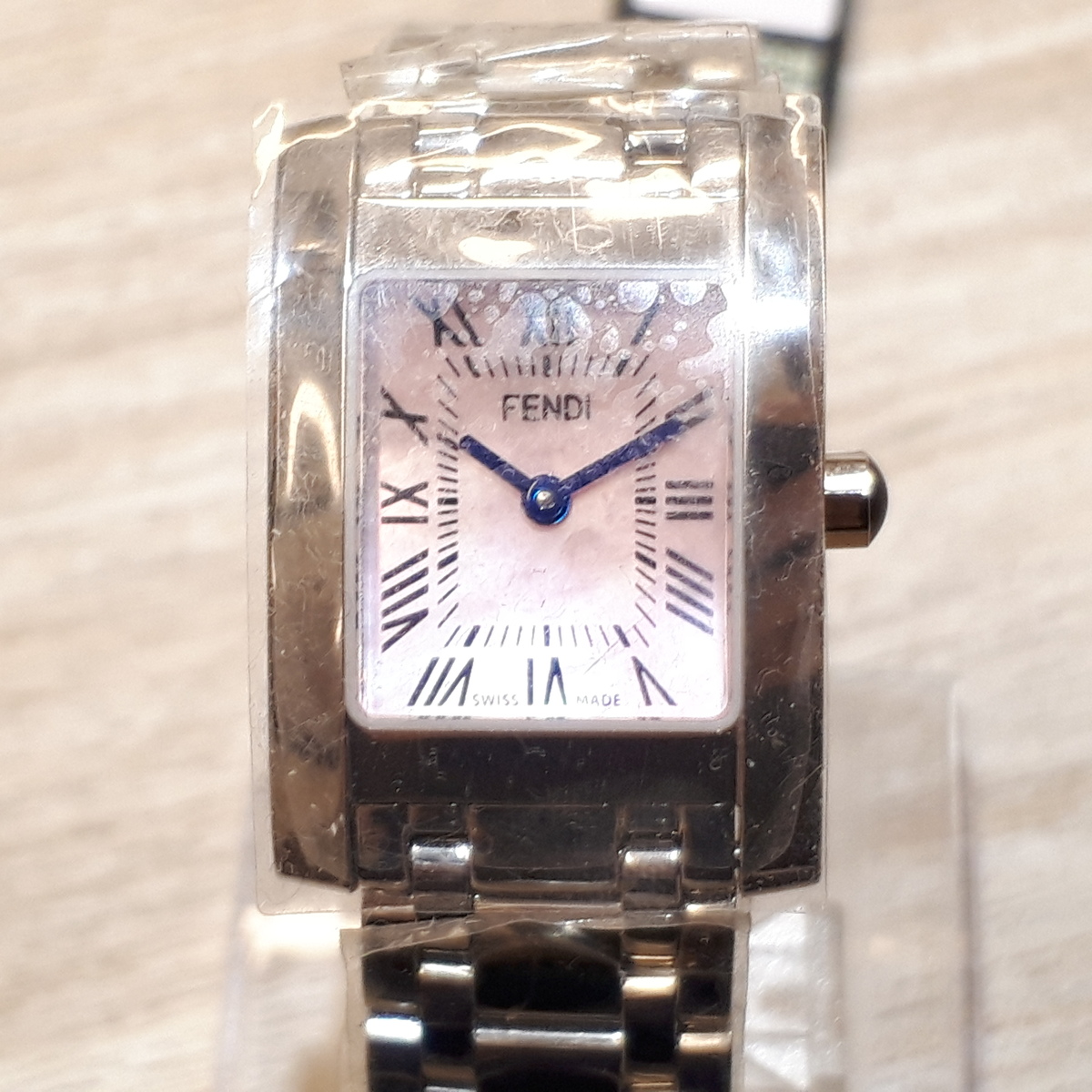 フェンディのF114100201 クラシコ シェル文字盤 クォーツ時計の買取実績です。