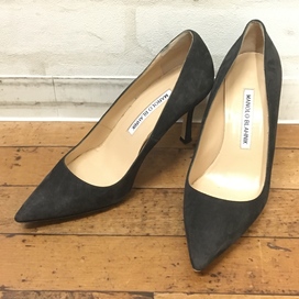 マノロブラニクのスエード ポインテッドトゥ ヒールBBパンプスの買取実績です。