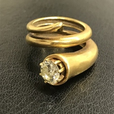 クリスチャンディオールのK18 ダイヤモンド付き デザインリングをお買取しました。広尾店です。状態は若干の使用感がある中古品です。