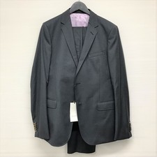エコスタイル銀座本店で、グッチの正規のグレーの406135のドットデザインのスーツを買取ました。状態は数回使用程度の新品同様品です。