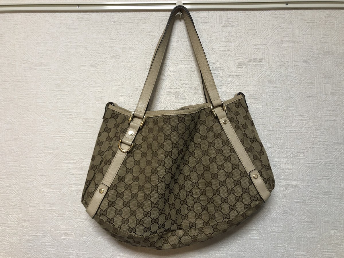 大阪心斎橋店にて、角に穴が空いているグッチのGG、キャンバストート