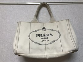 プラダのカナパ　ホワイト　BN1877の買取実績です。