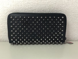 クリスチャンルブタンのW PANETTONE SPIKES WALLET　1165065　カーフ　黒　ラウンドファスナーウォレットの買取実績です。