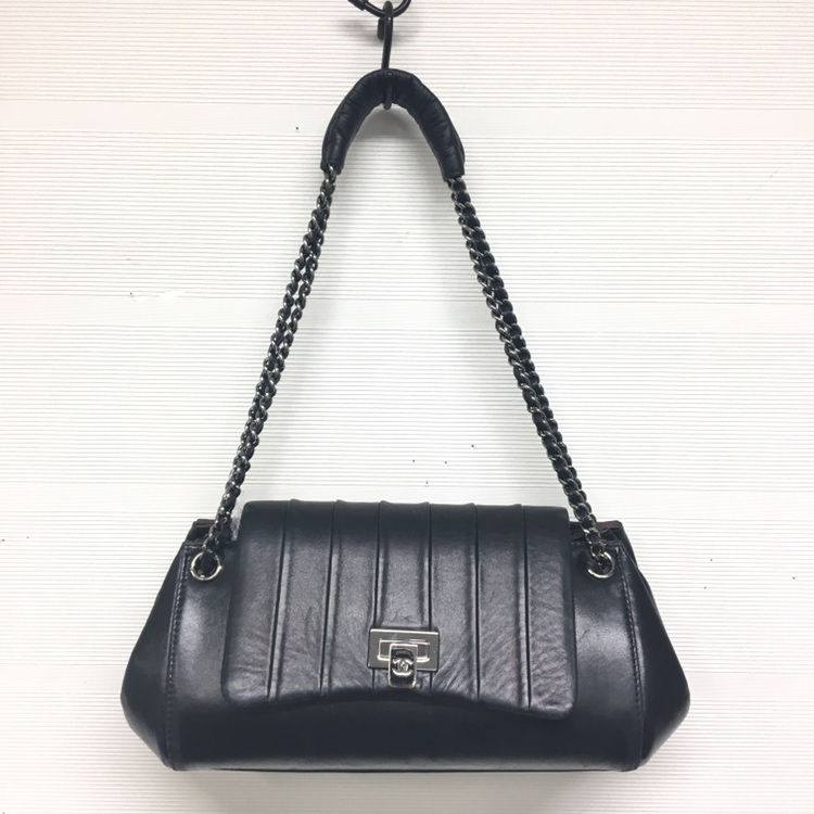 シャネルの7番台 ラムスキン レザーハンドル フラップチェーンバッグの買取実績です。
