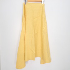 宅配買取センターで、マディソンブルーの18年のイエローのミモレ丈スカートを買取ました。状態は綺麗な状態の中古美品です。