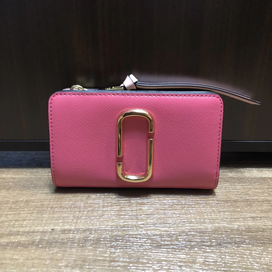 マークジェイコブスのスナップショット　ピンク×ベージュ　コンパクトジップウォレットの買取実績です。