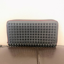 クリスチャンルブタンの黒 パネトーネ スパイクスタッズ 長財布の買取実績です。