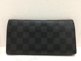 ルイヴィトンの2009年　N62655　ダミエグラフィット　ポルトフォイユブラザ　※イニシャル入りの買取実績です。