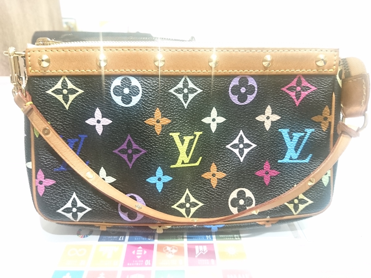ルイヴィトンのマルチカラー ポシェットアクセソワールの買取実績です。