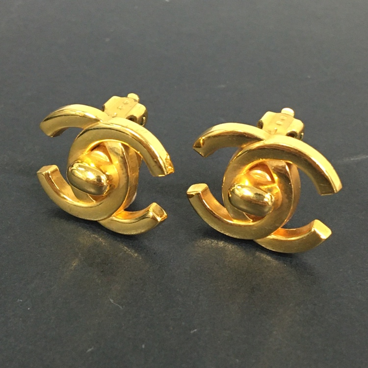 シャネルのアクセサリーの95a ココマーク ゴールド Ccロゴ ターンロック クリップ イヤリングの買取実績です 年7月8日公開の情報です エコスタイル