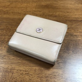 エコスタイル大阪心斎橋店にて、ご愛用感が強いシャネルのココボタン、Wホック財布(ホワイト、カーフ)を高価買取いたしました。