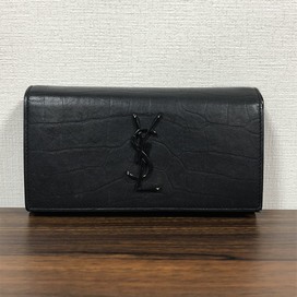 エコスタイル大阪心斎橋店にて、サンローランパリのエンボス加工(型押し)、フロントロゴ二つ折り財布(ブラック、長財布)を高価買取いたしました。