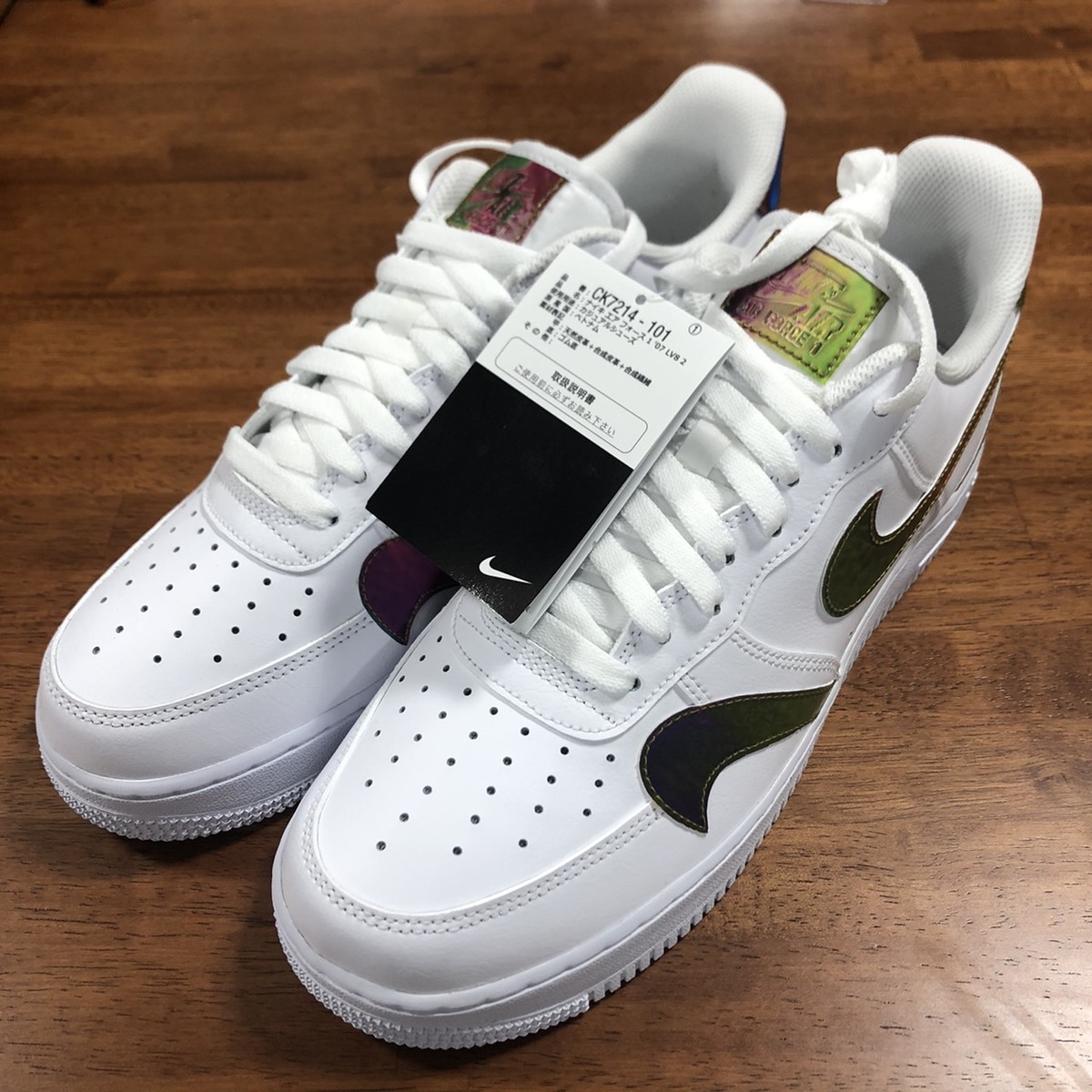 ナイキのAIR FORCE 1 '07 LV8 (エア フォース 1 '07 LV8)　 WHITE/MULTI-COLOR-WHITE　スニーカーの買取実績です。