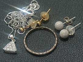 金のK18 ネックレス、リング、スタッドピアス 4点の買取実績です。